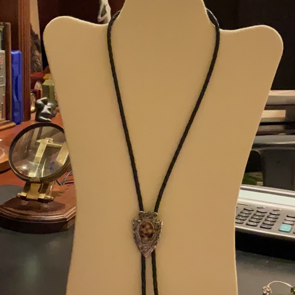 EUC Western Arrowhead Bolo Tie Leather strap Unisex